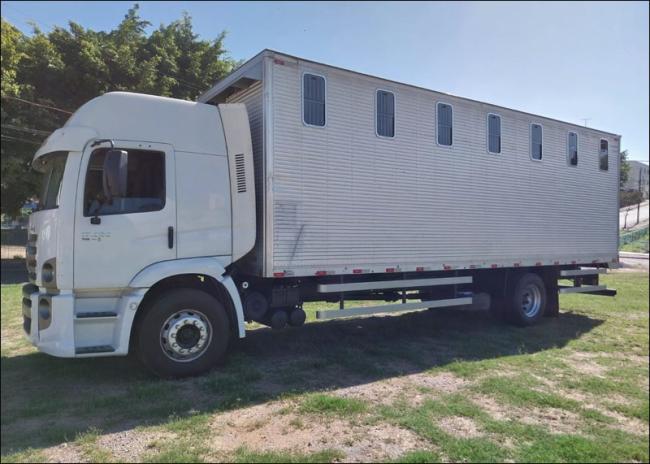 Caminhão para 10 animais